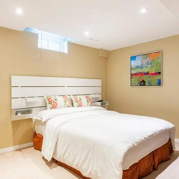 Cozy basement apartment in Newmarket, hotel a Newmarket