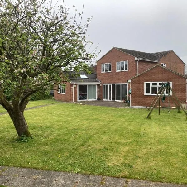 Fully accessible Hampshire Home, hotel in Waterlooville