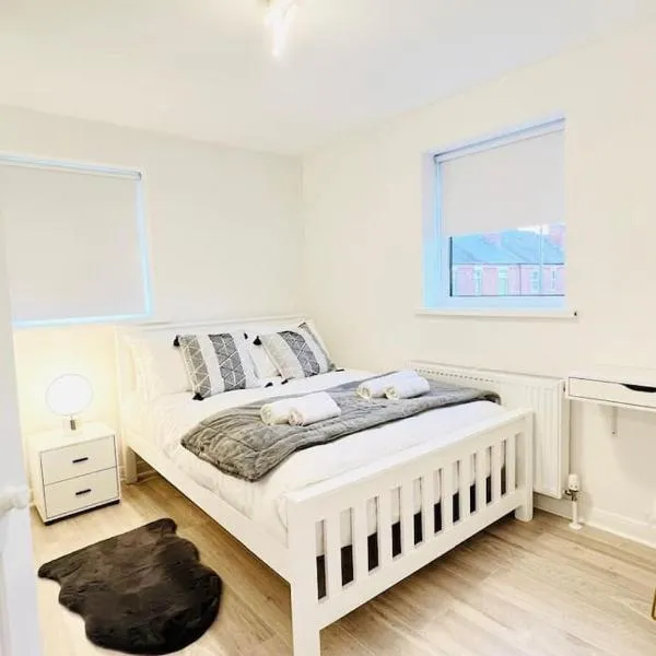 New fully furnished cosy home, hotel in Balderton