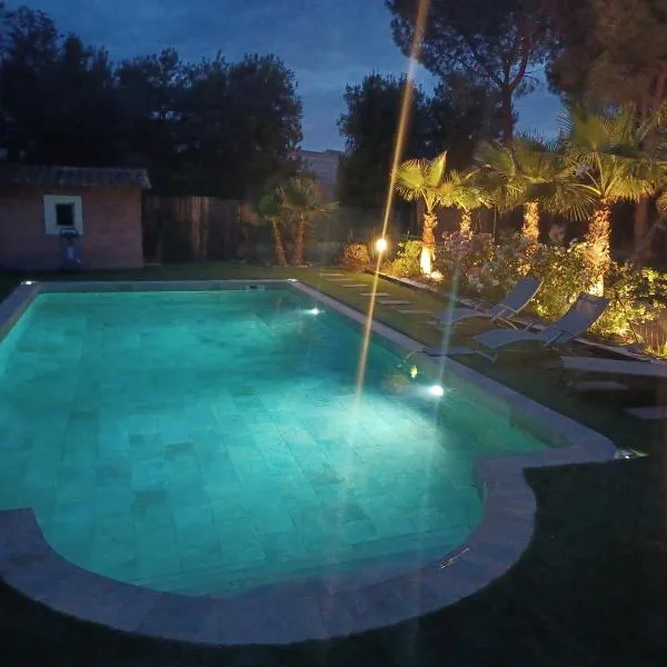 Magnifique villa avec piscine 10x5 m sur 1800m2 de terrain avec parking privatif cuisine recente equpee 3 chambres dont 2 parental au rdc avec wc separe pas de vis à vis terrain de petanque bbq climatisation jeux enfants, Hotel in Sérignan