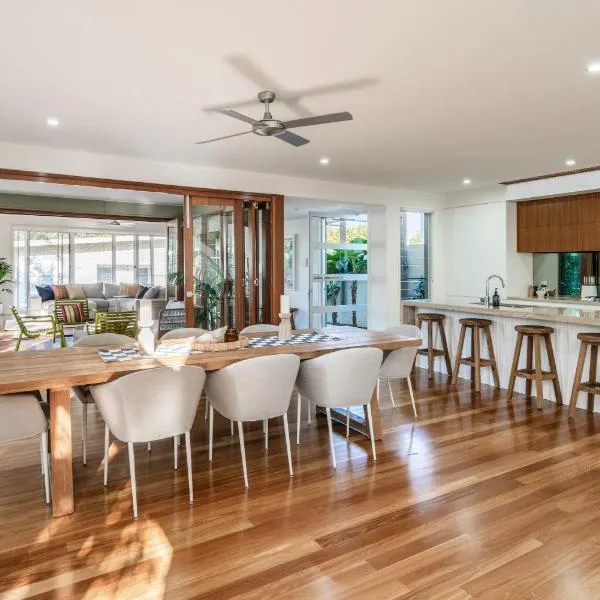 Headlands Hideaway - Pet Friendly Home at Moffs, hotel in Caloundra