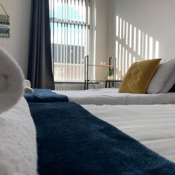 Cheerful - 3 Bed - Serviced Accommodation - In Heart of Northumberland - Sleeps 6, hotel in Bebside