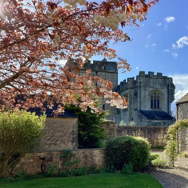 The Garden Suites at Snape Castle Mews, hotel in Crakehall