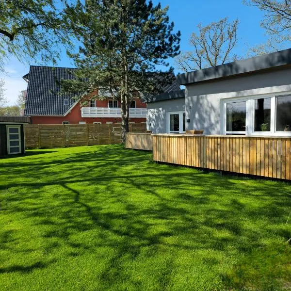 "Strandvergnügen", 100 m zum Traumstrand, ganzer Terrassen-Bungalow mit Parken, Hotel in Graal-Müritz