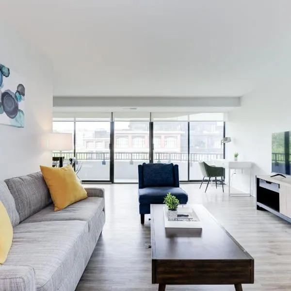 2BR Executive Apartment with Spacious Layout, khách sạn ở Arlington