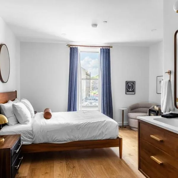 DTWN Bangor, Historic Bldg, Fast Wi-Fi, 50 in TV, Room # 204, hotel in Bangor