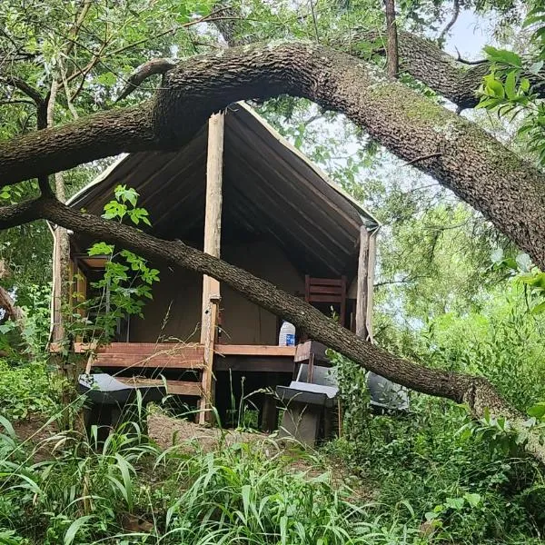 Hideout River View Tent, hotel in Skeerpoort