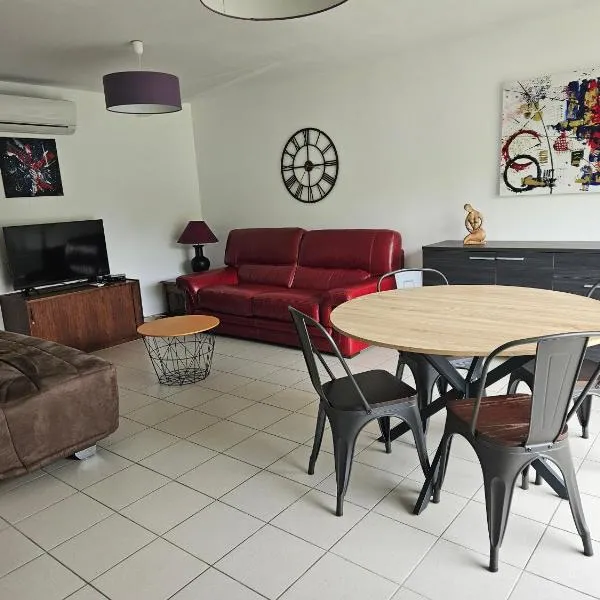 MAISON avec 1 CHAMBRE dans QUARTIER RESIDENTIEL VERDOYANT CALME, hotell i Vendays-Montalivet
