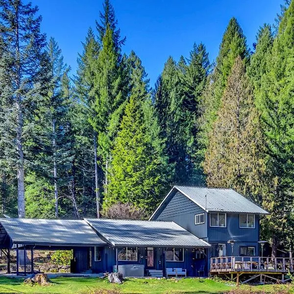 Waterfront Cabin at White Pass and Mount Rainier National Park, hótel í Packwood