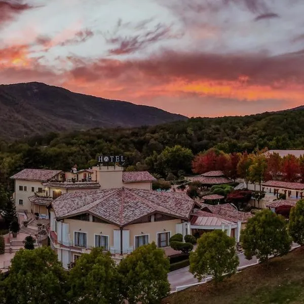 San Raffaele Hotel Restaurant & Resort, hotel v destinaci Castelluccio Superiore