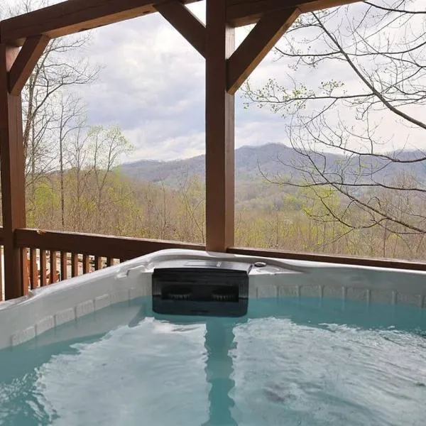 Red Roof-Cozy Cabin with Great Views, Hot Tub and near Bryson City, hotel v destinaci Bryson City