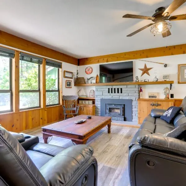 1 Mi to Lake: Hot Tub Haven in Pollock Pines!, מלון בPollock Pines