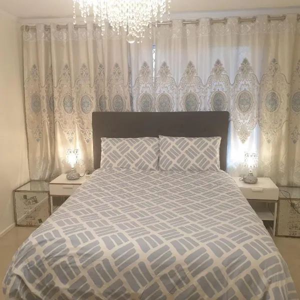 1 Exclusive to International Travellers Only Book Now R1, hotel in Auckland