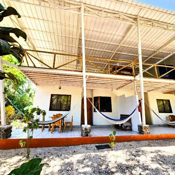 Don Jon's Surf and Yoga Lodge, hotel in Santa Teresa Beach