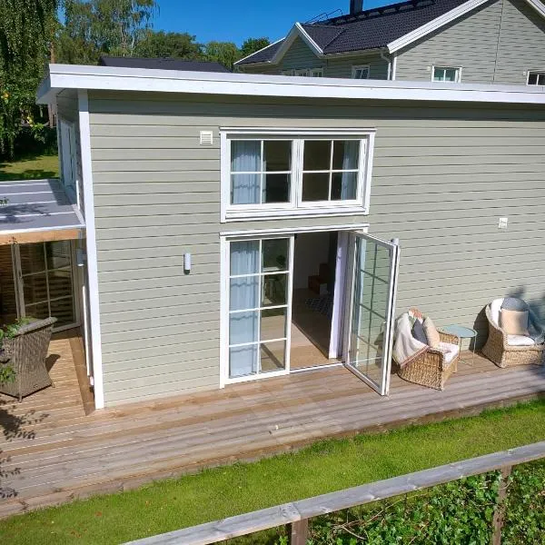 Strandnära, pergola, P-plats i Höllviken, hotel in Höllviken