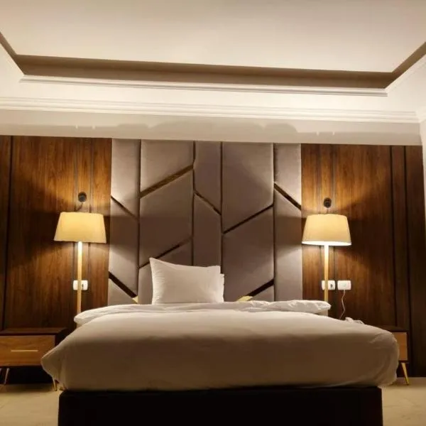 Grand Plaza Hotel & Resort, hotel v destinaci Qaryat ash Shamālī