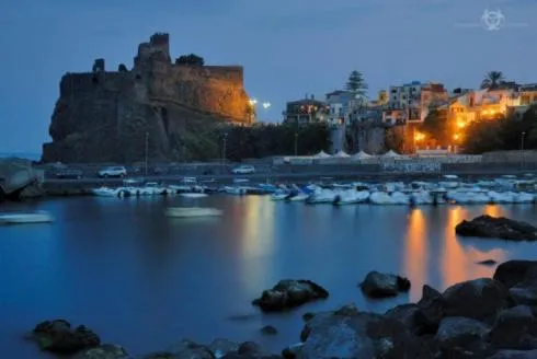 Casa Paradiso sul Mare delle Aci, готель у місті Aci Catena