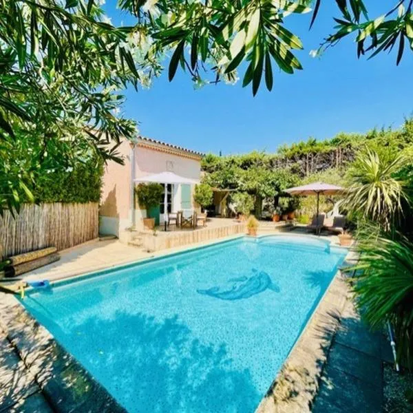 Charmante Maison Piscine, hotel i Pont-Saint-Esprit