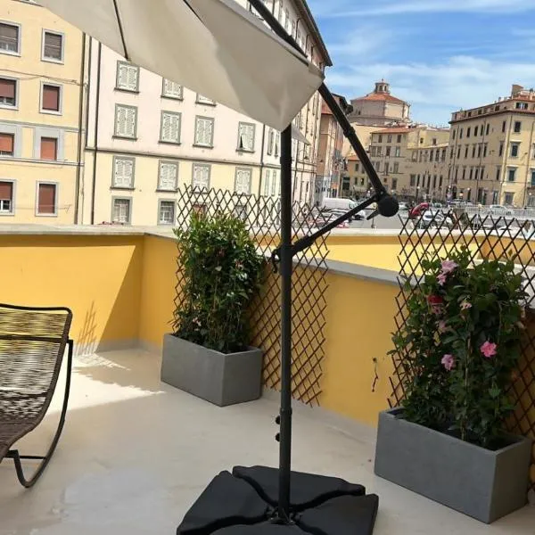 Waterfront balcony I Grani 1 Resort Style Suite、リヴォルノのホテル