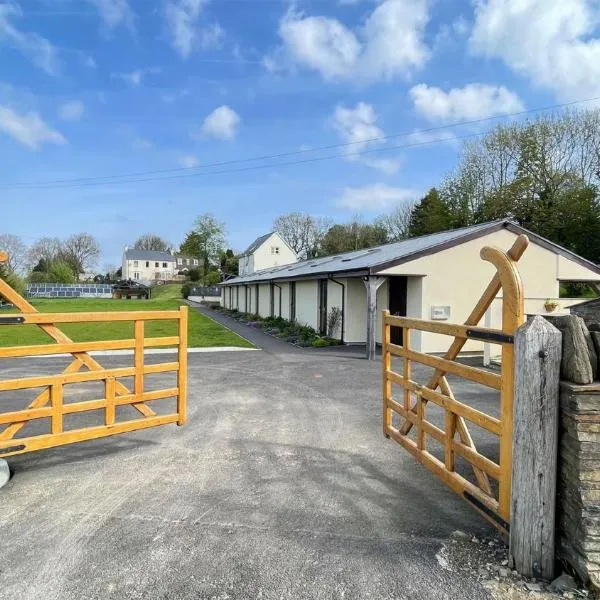 The Old Mountain Stables Caerllwyn Ganol Farm, hotell i Newbridge