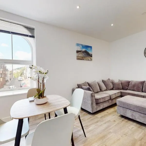 Spacious three bedroom apartment with Valley views, hotell sihtkohas Abertillery