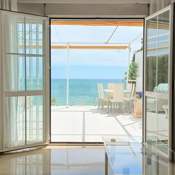 Townhouse beachfront Benalmadena Costa, by Casa del sol HR, hotel v destinaci Benalmádena