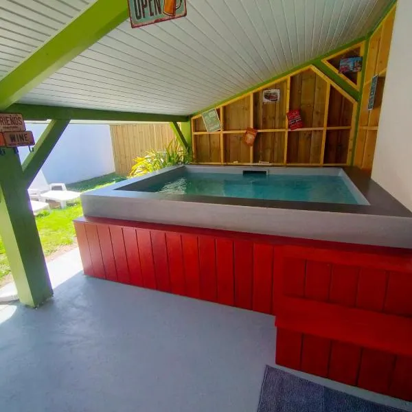 Gîte avec bain à remous privé entre Bordeaux et Lacanau océan, hotel v destinácii Brach
