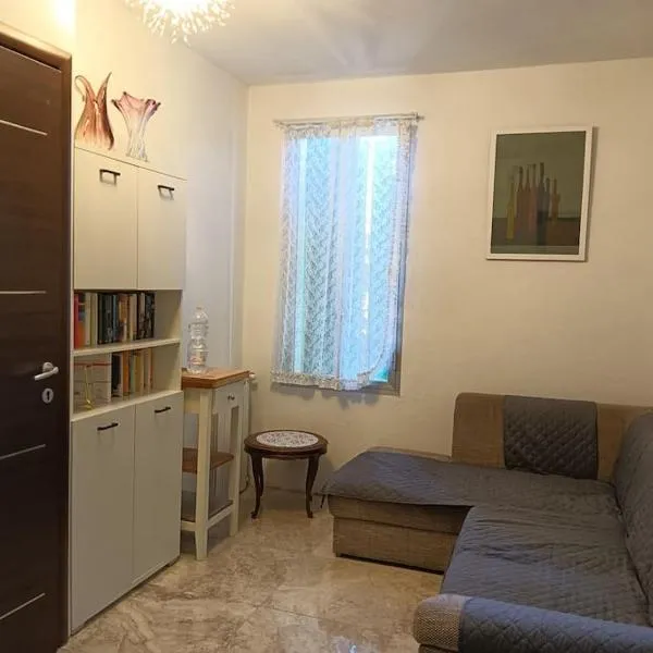 Fiore, bilocale, Zona Ducati., Hotel in Bologna