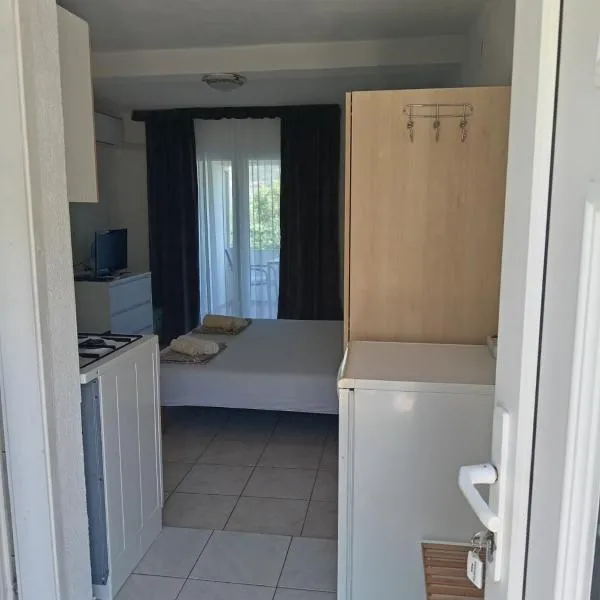 Apartments Šešo B, хотел в Паг
