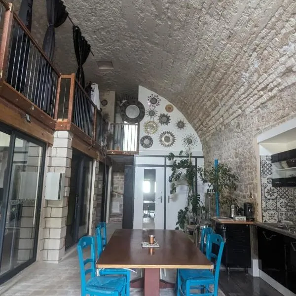 Maison atypique bord de l'Yonne, hotel u gradu 'Cravant'