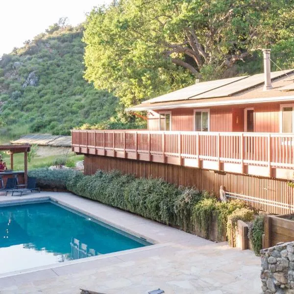 Serene Vineyard Chateau with Pool, Hot Tub, BBQ, hotel en Carmel Valley