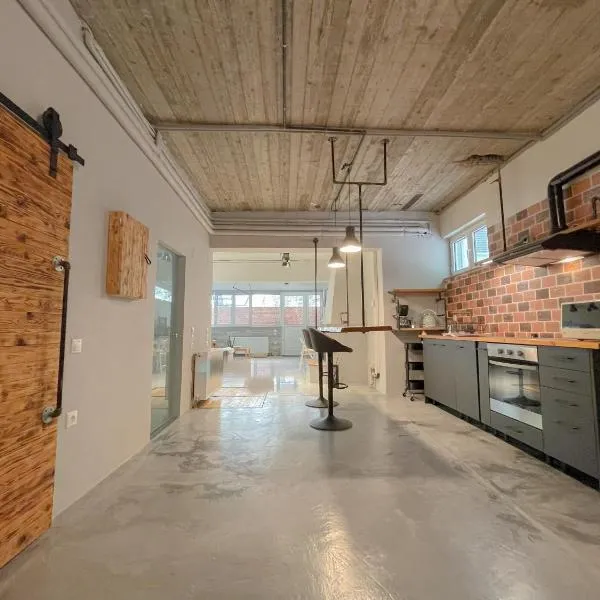 Industrial Studio with Patio, готель в Афінах