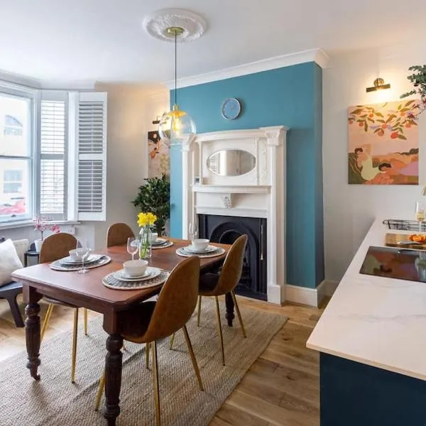 Elegant 2-Bed Regency House by Beach - Hove Lawns, hotel v destinaci Brighton & Hove