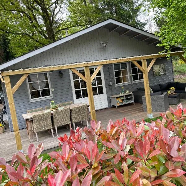 Chalet Sint-Hubertus Du Bois, hotel in Zutendaal