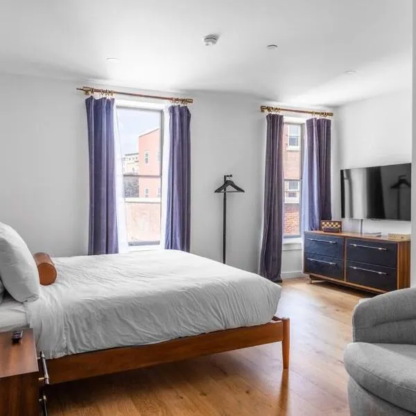 King Bed, Fiber Internet, Heart of Bangor, 50 Roku TV, Room # 208, hotel in Bangor