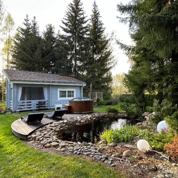 Romantic cozy house Kirzacinas pirts with sauna close to seaside, Hotel in Skulte