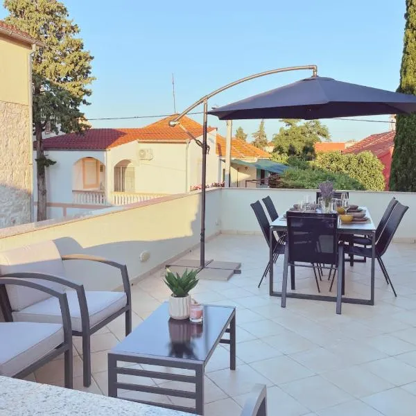Apartment Jukich, hotel in Sveti Filip i Jakov