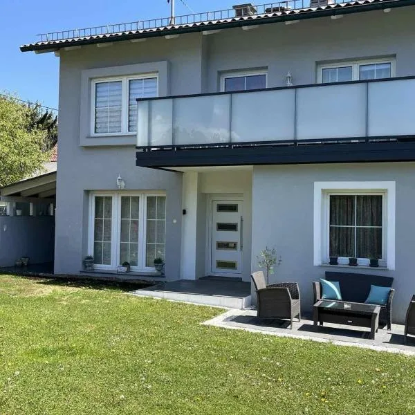 Charmantes Ferienhaus - Velden、Fahrendorfのホテル
