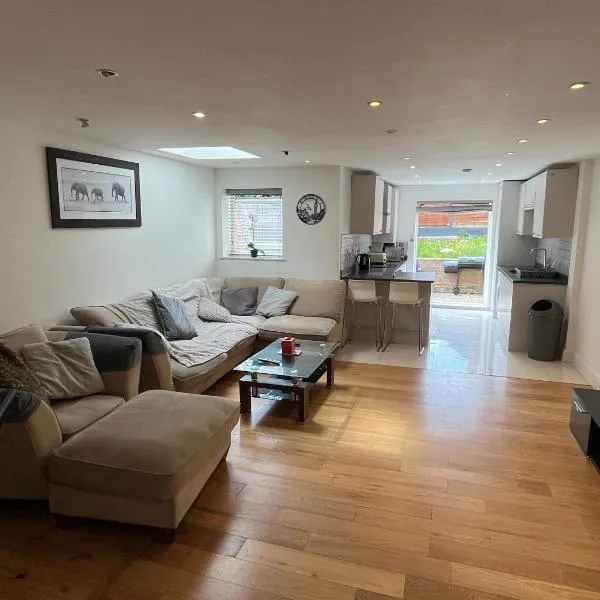 Southgate 5 bedroom property, hotel di East Barnet