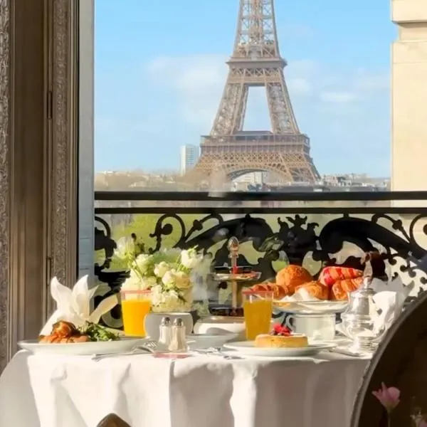 Eiffel Tower / Tour Eiffel