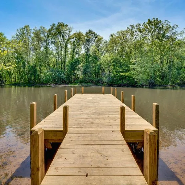 Troy Cabin w/ River Access: Fish, Kayak & More!, hotel di Troy