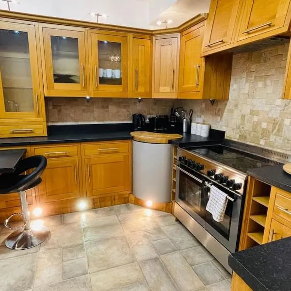 King-size bed en- suit, Luxury refurbished home, hotel in Balderton