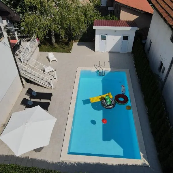Villa Mina Kladovo, 5-Bedroom Villa with Pool for up to 12 People, hotel v destinaci Kladovo