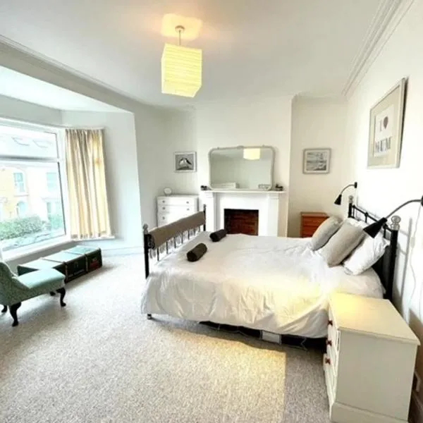 *Family Home in Mumbles. Close to the Beach*, hotel in The Mumbles