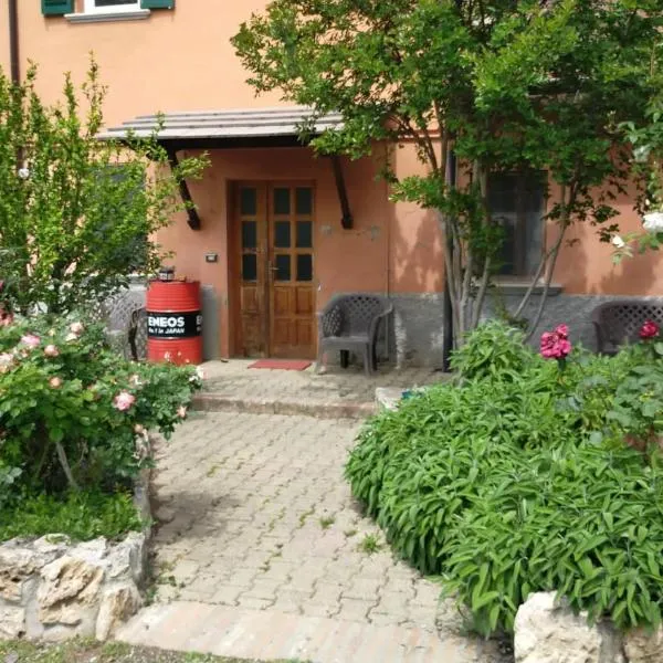 La casa nel bosco, ma a 2 passi dal centro, hotel in San Damiano