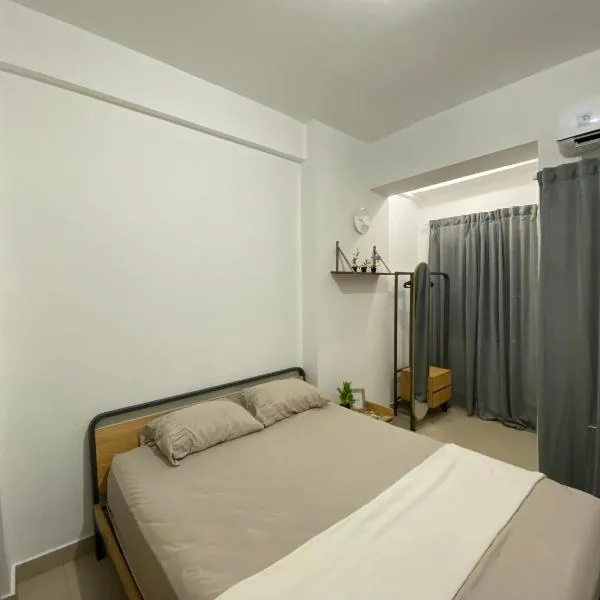 Minimalist room at The Nest Apartment by Popobella Near Puri Indah West Jakarta, hotel v destinaci Jakarta