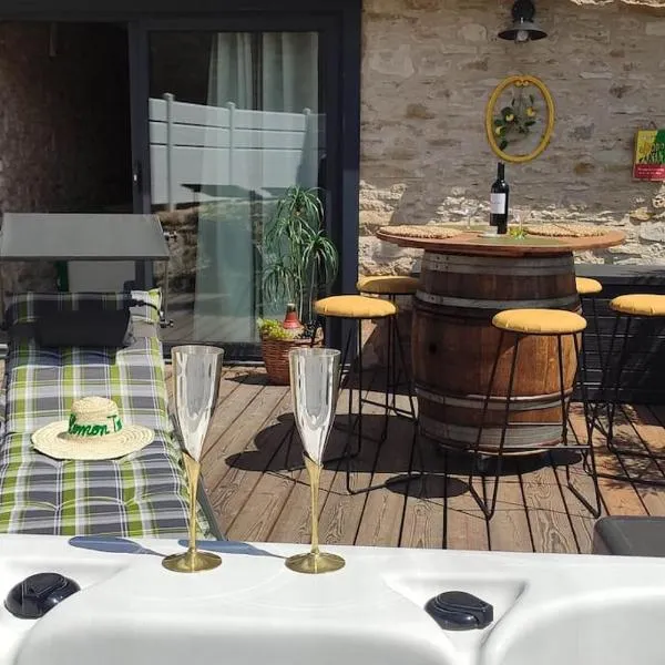 Jacuzzi au Lemon Tree et charme des pierres dorées, hotel v destinaci Panossas