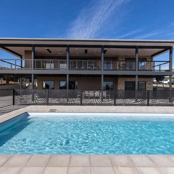 The Lux Country Retreat - large swimming pool - immaculate views and stylish comfort!, hotel v mestu Port Lincoln