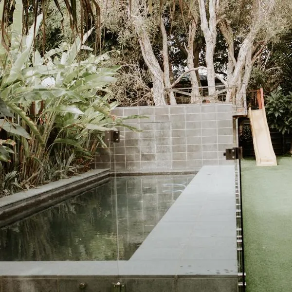 Gorgeous 5 bedroom beach house. Dog/Kid Friendly., hotel en Marcoola