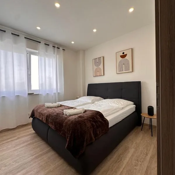 AMAO Obsidian - 120 m2 Business & Family Apartment - 3 Bedrooms - 8 Guests - King-Size Beds, khách sạn ở Schwanau